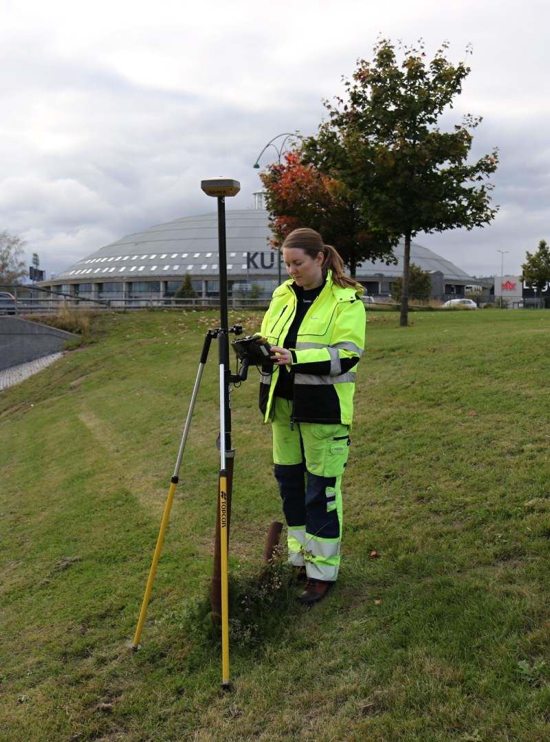 Fältingenjör med GNSS-utrustning